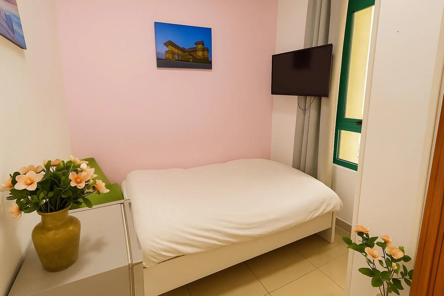 Nice Single Rooms For 